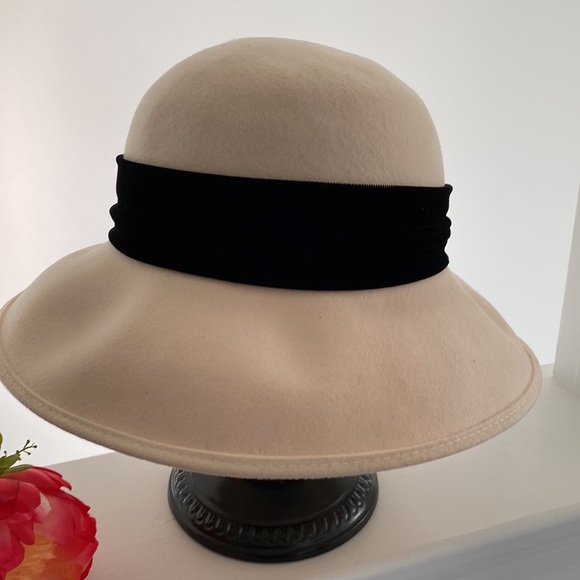 TinaLuxe Wool Hat. Cream with Black Velvet Band with Flower - Picture 5 of 9